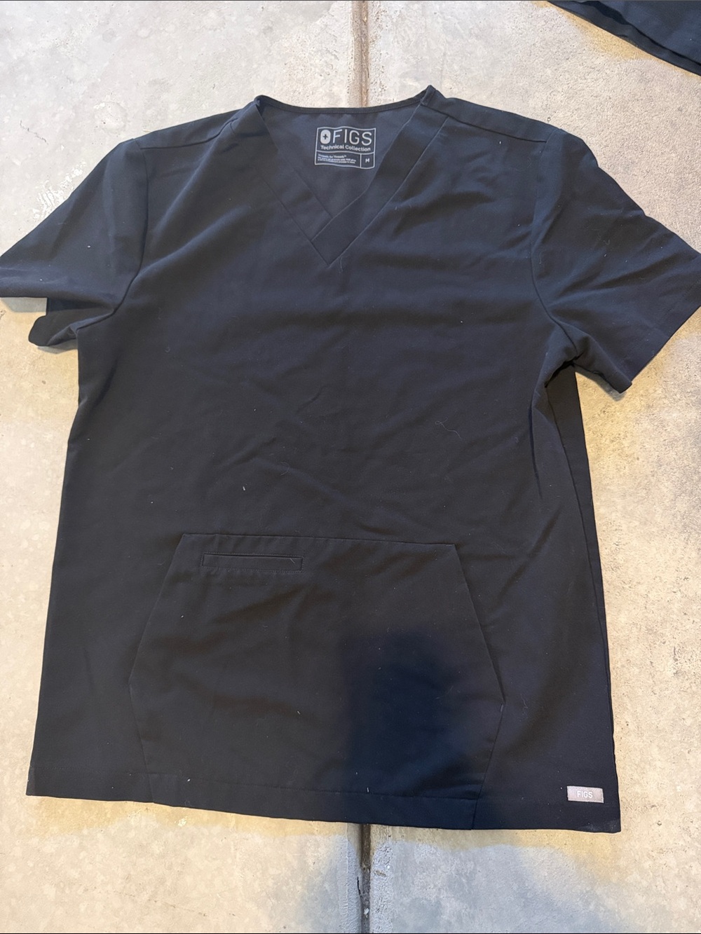 FIGS Men’s Black V-Neck Scrub Top with Kangaroo Pocket Sz M